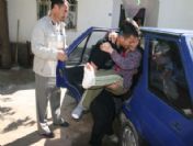 Ayağı Kırılan Öğrenci Sınava Kucakta Getirildi