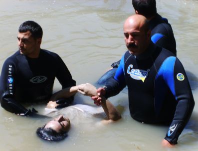 OSMAN AKBAŞ - Irmağa Düşen Gencin Cesedi Bulundu