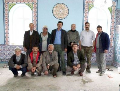 SÜLEYMAN YıLDıRıM - Köy Camisi İmeceyle Boyandı