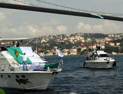 FERRUH NAYMAN - İstanbul Boğazı'nda Bursaspor bayrağı