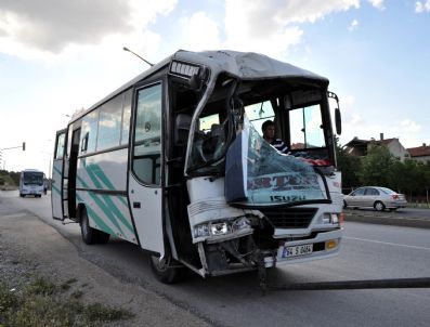 Uşak'ta Trafik Kazası 17 Yaralı