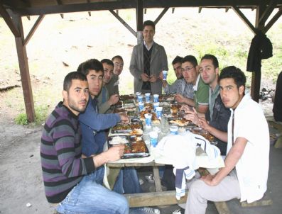 İBRAHIM ÇETIN - Yozgat Bozok Erkek Öğrenci Yurdu Öğrencileri Piktinte Doyasıya Eğlendi