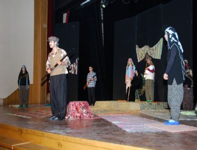 Liselerarası Tiyatro Şenliği Başladı