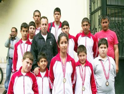 FIKRET AKOVA - Şampiyon Güreşçilerden Başkan Ziyareti