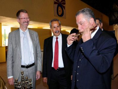 Dostluk Pekiştirdiler