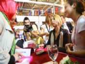 Kitap Fuarı'nda Elif Şafak İzdihamı