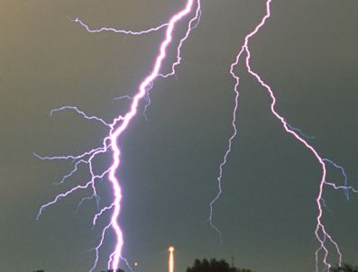 Yıldırım düştü : 5 turist yaralı