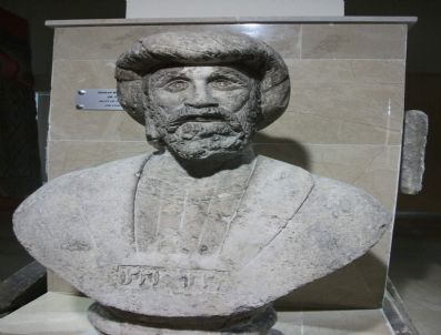 OSMAN BEY - Türkiye'nin İlk Anıt Heykeli İlçeye Getirilmeyince Yerine Yenisi Yapıldı