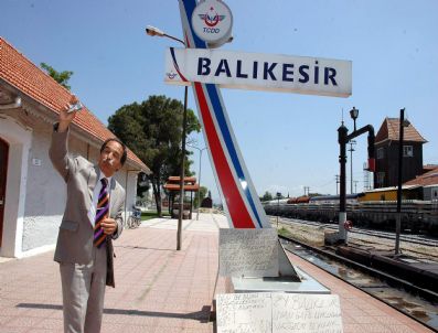 ALI ÖZCAN - Balıkesir'de Tek Kişilik Tren Eylemi