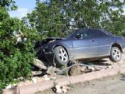 Park Halindeki Otomobili Hareket Ettiren Çocuklar Kaza Yaptı: 2 Yaralı