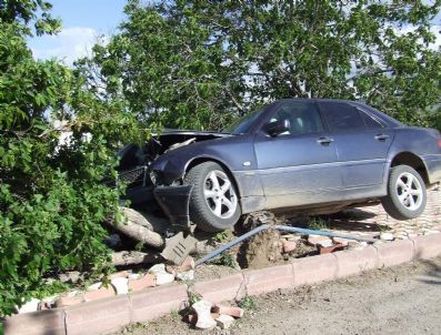 SIVAS CUMHURIYET ÜNIVERSITESI - Park Halindeki Otomobili Hareket Ettiren Çocuklar Kaza Yaptı: 2 Yaralı