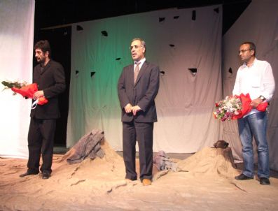 CUMA BOYNUKARA - Sur Belediyesi Sanat Tiyatrosunun 'Ölüm Uykudaydı' Oyunu Büyük İlgi Gördü