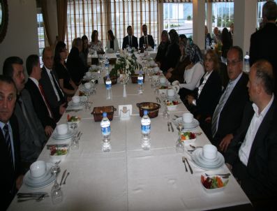 Düzce Belediyesi'nden Vali Bülent Kılınç'a Veda Yemeği