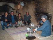 Geleneksel Köy Düğünlerinin Ocak Başı Çaycılığı İle Ailesini Geçindiriyor