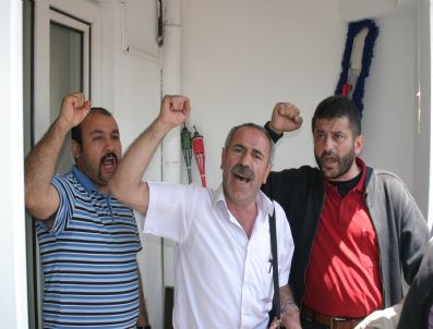 KÖLELIK - Samsun'da Tekel İşçileri Türk-iş Binasını İşgal Etti