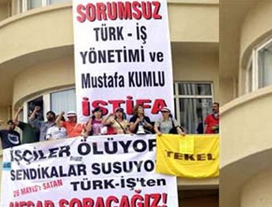 KAMU SEN - Tekel İşçileri Türk-iş Binasını İşgal Etti