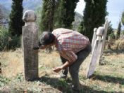 Mezar Taşları İnceleniyor