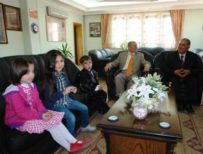 YUSUF OZAN - Minik Öğrencilerden Belediye Başkanı Polat'a Ziyaret