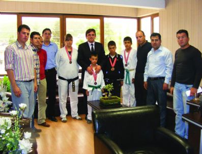 Korkuteli'ne 11 Madalya