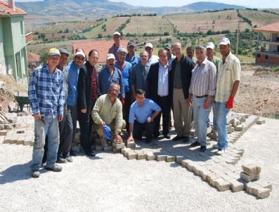 MUZAFFER ŞAHINER - Kula Köylerine Parke Taş Döşeniyor