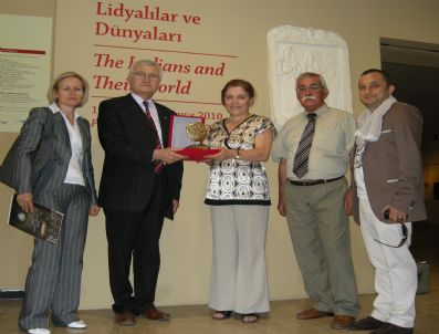 ANADOLU MEDENIYETLERI MÜZESI - Salihli Tso'dan Müze Yetkililerine Plaket