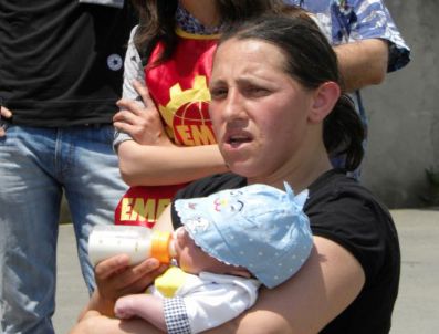 EMEK PARTISI - Eyleme Katılan Anne Biberonla Çocuğunu Doyurdu