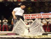 Kick Boks Hocası 25 Mermeri Eliyle Tek Vuruşta Kırdı