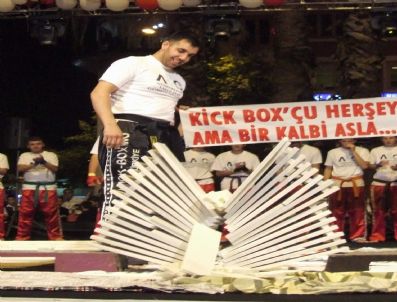 Kick Boks Hocası 25 Mermeri Eliyle Tek Vuruşta Kırdı
