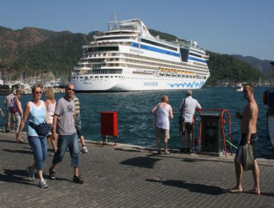 Lüks Yolcu Gemisi Marmaris'e Demirledi