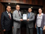 Aü'den Tütüncü'ye Teşekkür Plaketi