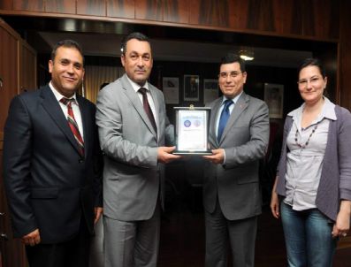 Aü'den Tütüncü'ye Teşekkür Plaketi