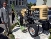 Devrim Traktörü Tarım Müdürlüğünün Bahçesini Süslüyor