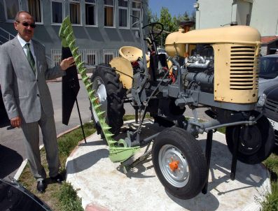 Devrim Traktörü Tarım Müdürlüğünün Bahçesini Süslüyor