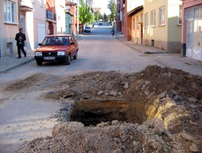 Kazdıkları Çukuru Uyarı Levhası Bırakmadan Açık Bıraktılar
