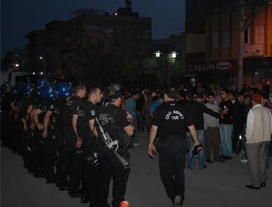 Mersin'de gaz bombası gerginliği: 1 Polis yaralandı