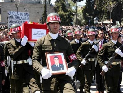 Şehidi 20 bin kişi uğurladı