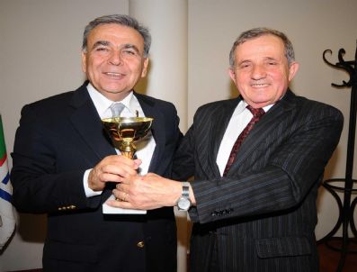 'Sivil Toplum Ödülü' Başkan Kocaoğlu'na