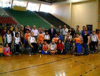 RECEP YAZıCıOĞLU - Vali Erkmen Engelli Basketbolculara Moral Verdi