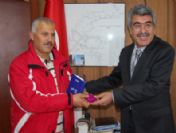 Vedaş Müdürü Dünya Üçüncüsünü Ödüllendirdi