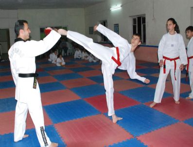 HÜSEYIN YÜKSEL - Akhisar'da Karatecilerin Kuşak Terfi Sınavı Heyecanı