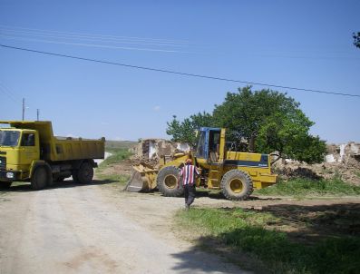 YAŞAR DÖNMEZ - Köylerdeki Metruk Evler Yıkılacak