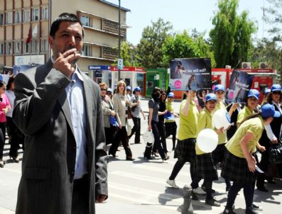 ATATÜRK KONGRE VE ETNOGRAFYA MÜZESI - Sigarasız Dünya Günü'nde Göstericilerin İnadına Sigara İçti