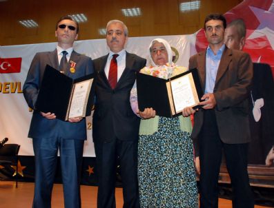 HÜSEYIN YANıK - Sinoplu Şehit Annesi Ve Gaziye Övünç Madalyası