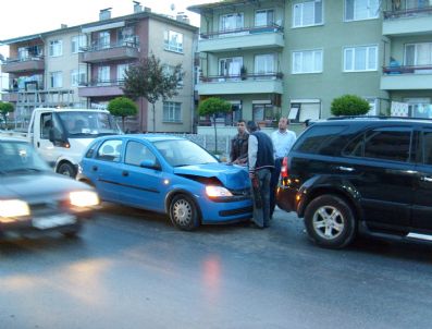 Erenler'de Maddi Hasarlı Trafik Kazası