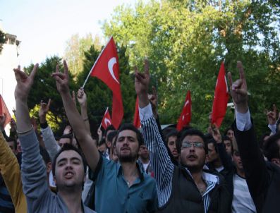 RUHI ÇAVDAR - İzmit'te 2 Bin Kişi Türkçülük İçin Yürüdü