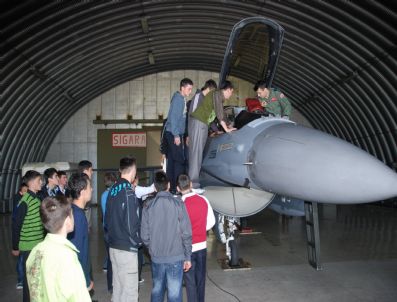 Öğrenciler F16'ları İnceledi