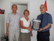 İzmir Üniversitesi'ne Teşekkür Plaketi