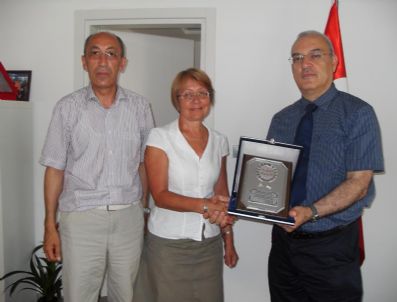 İzmir Üniversitesi'ne Teşekkür Plaketi