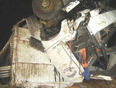 Kamyon Şarampole Devrildi: 1 Ölü