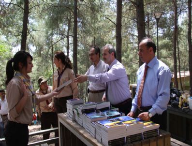 DÜNYA KLASIKLERI - Kaymakam Sevgili Ve Başkan Özgan'dan İzcilere Kitap